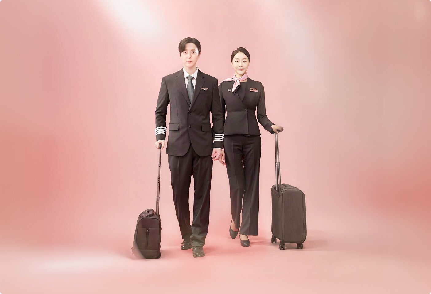 유니폼 입은 남녀 사진