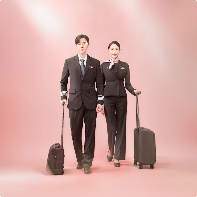 유니폼 입은 남녀 사진